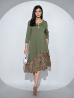 Rochia Chantel din jerseu de bumbac, cu volan animal print, asimetric