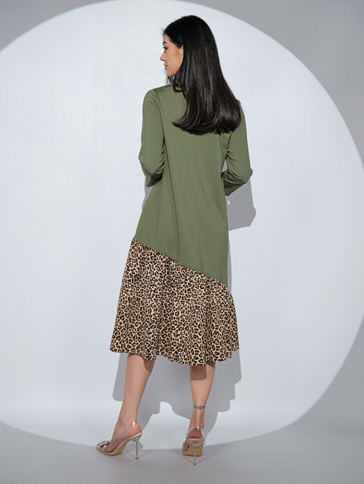 Rochia Chantel din jerseu de bumbac, cu volan animal print, asimetric