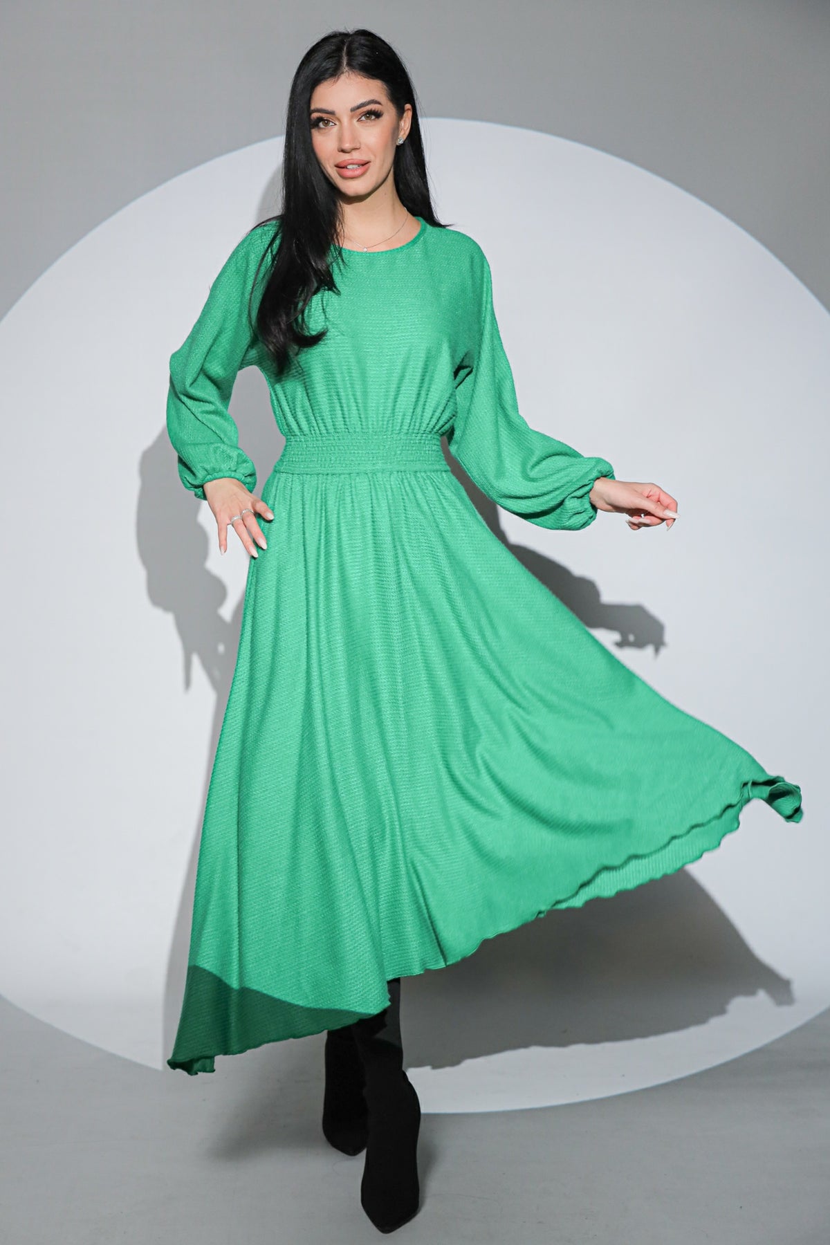 Rochia Rosalinda verde din jerseu gros cu viscoza, croi lejer si asimetric