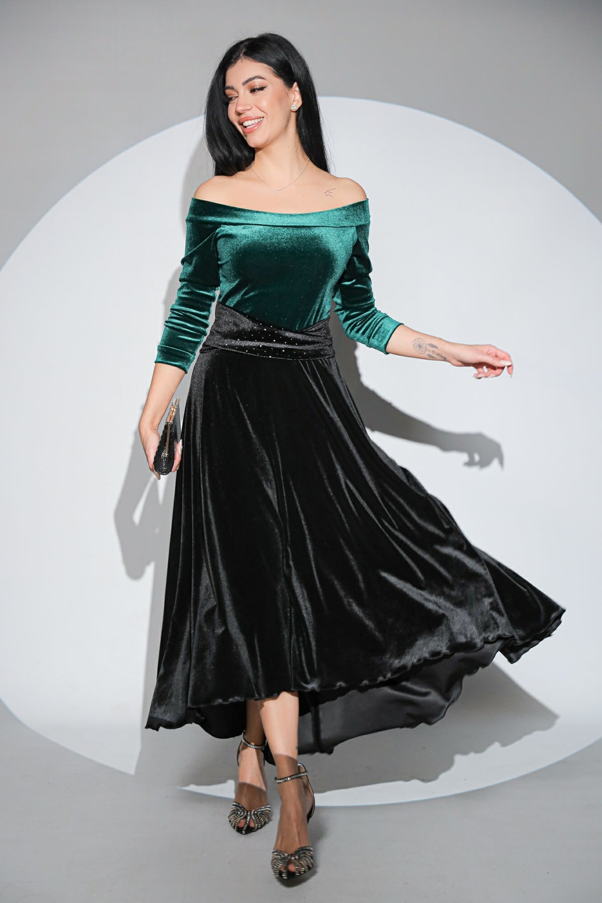 Rochia Reyna din catifea verde - neagra cu umerii goi si fusta cu trena