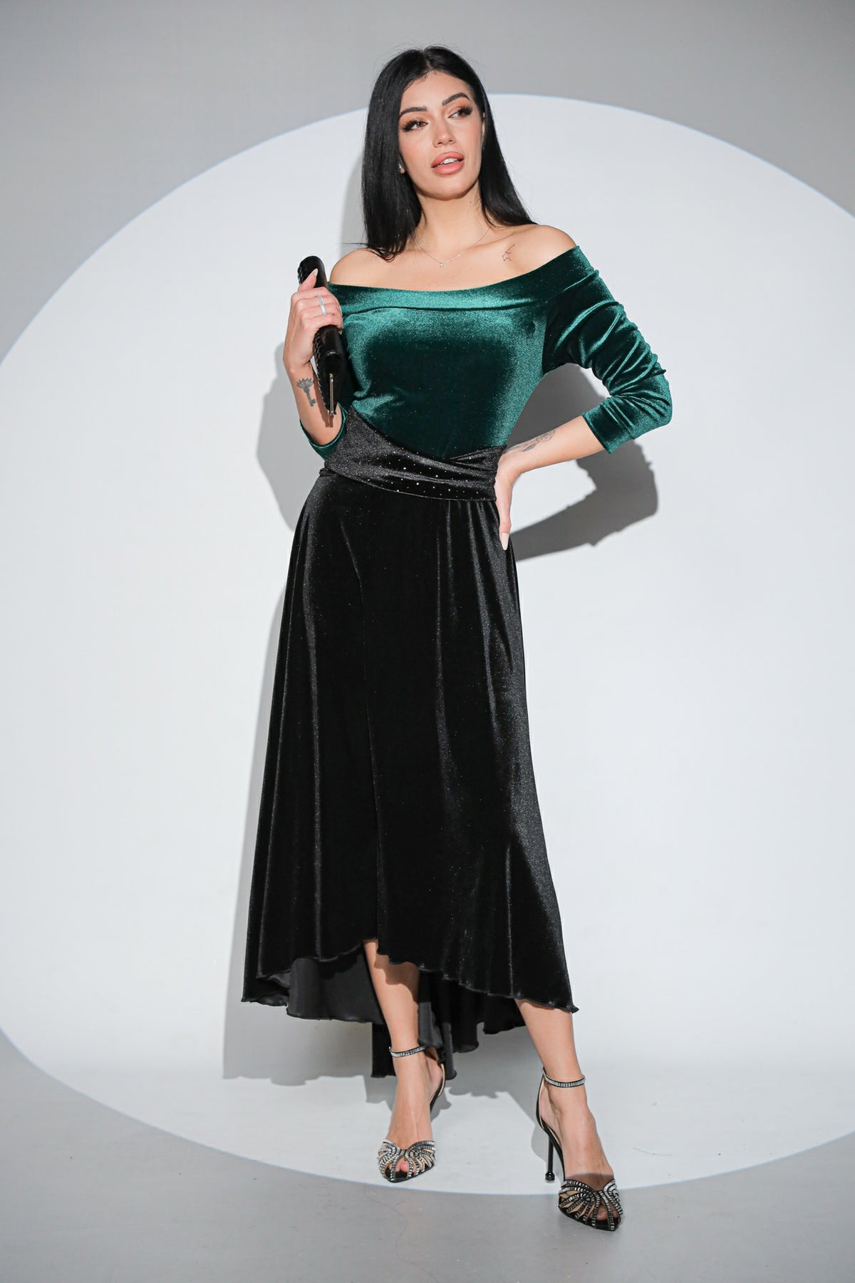 Rochia Reyna din catifea verde - neagra cu umerii goi si fusta cu trena