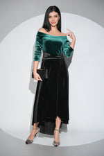 Rochia Reyna din catifea verde - neagra cu umerii goi si fusta cu trena