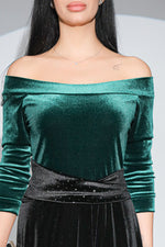 Rochia Reyna din catifea verde - neagra cu umerii goi si fusta cu trena