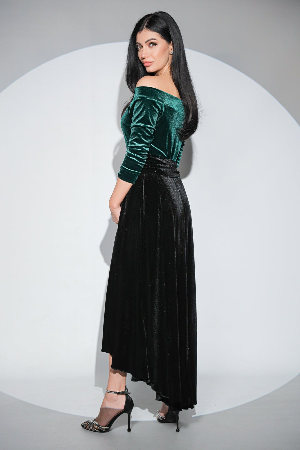 Rochia Reyna din catifea verde - neagra cu umerii goi si fusta cu trena