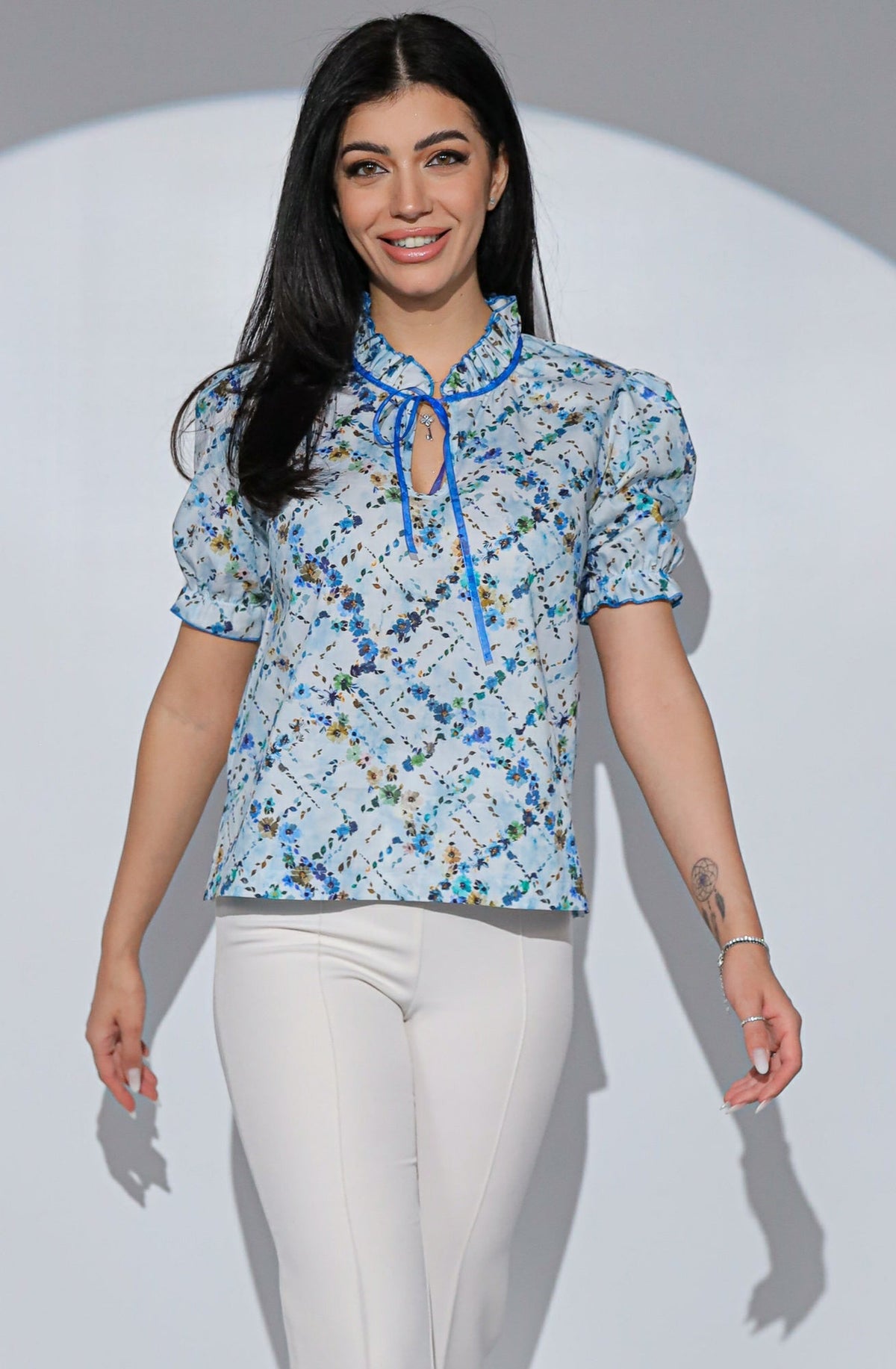 Bluza Florette din bumbac cu imprimeu floral, cu volan si snur la decolteu