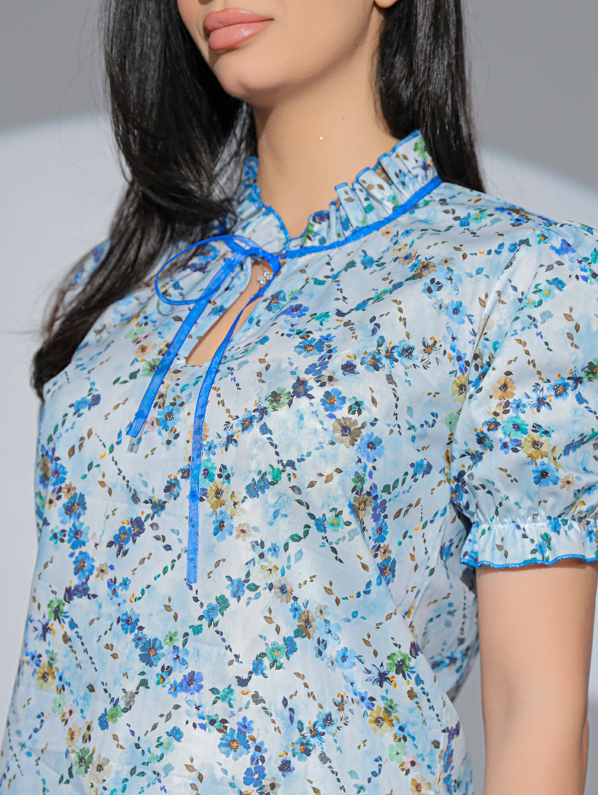 Bluza Florette din bumbac cu imprimeu floral, cu volan si snur la decolteu