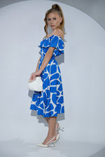 Rochia Breeze din viscoza, cu umeri goi, volan si imprimeu albastru abstract