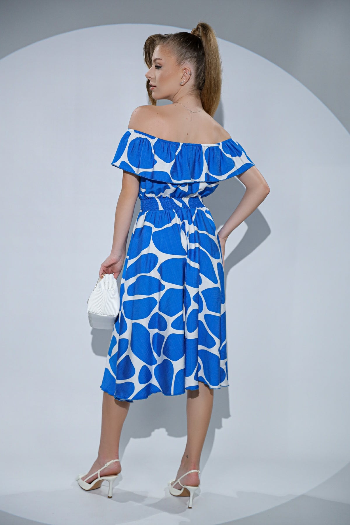 Rochia Breeze din viscoza, cu umeri goi, volan si imprimeu albastru abstract