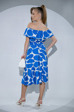 Rochia Breeze din viscoza, cu umeri goi, volan si imprimeu albastru abstract