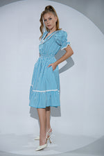 Rochia Grace din bumbac cu imprimeu vichy alb-bleu cu guler si detalii din dantela