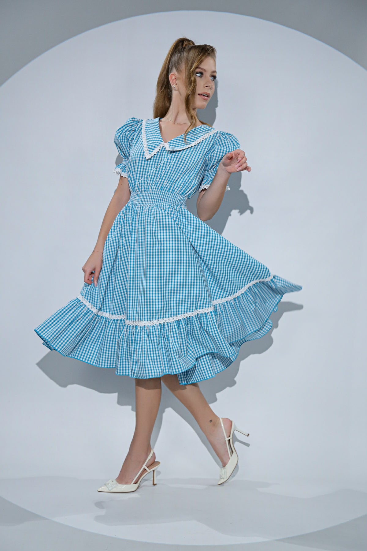 Rochia Grace din bumbac cu imprimeu vichy alb-bleu cu guler si detalii din dantela