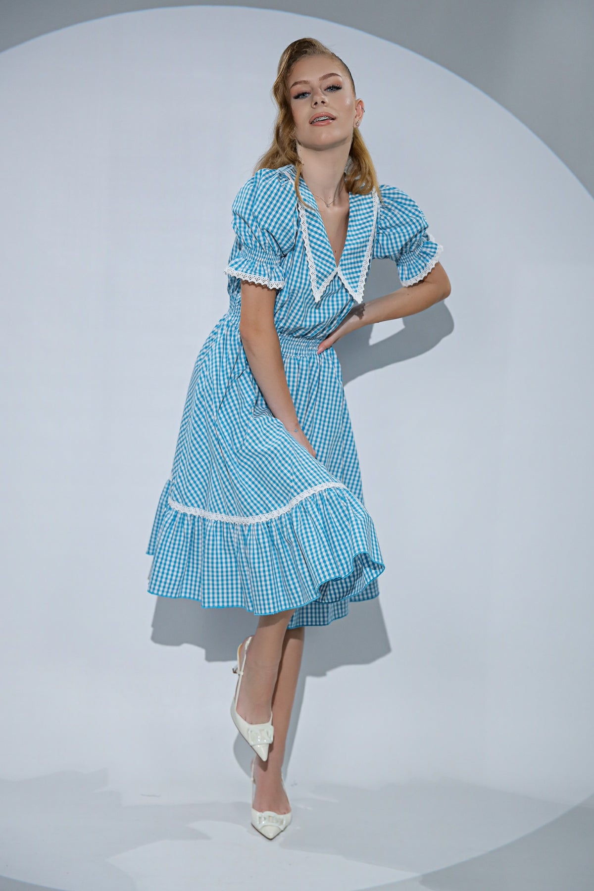Rochia Grace din bumbac cu imprimeu vichy alb-bleu cu guler si detalii din dantela