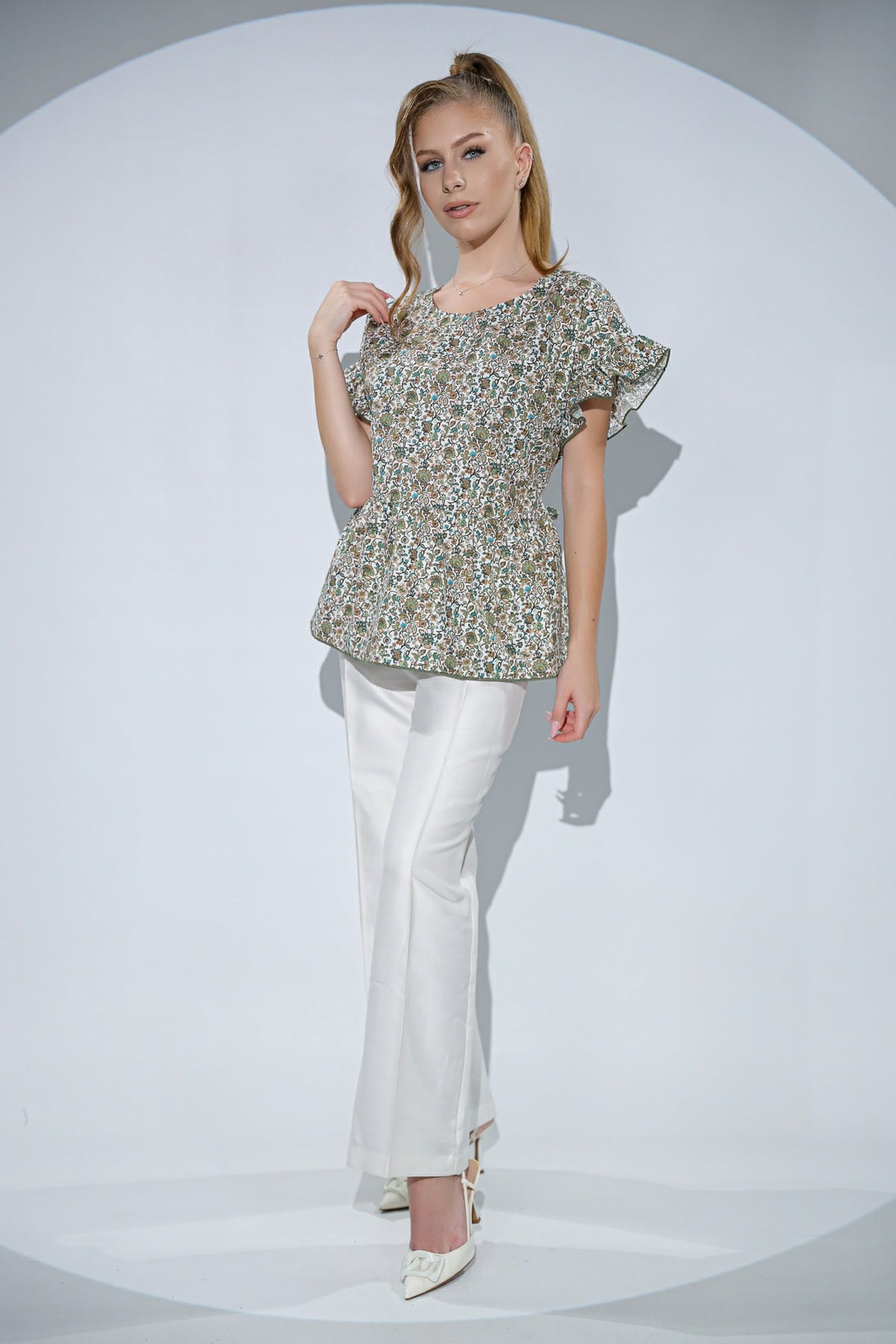 Bluza Elise din bumbac cu imprimeu floral, volane si snur de legat in talie