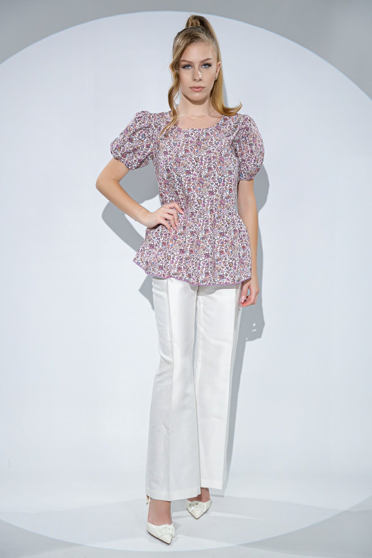 Bluza Anouk din bumbac cu imprimeu floral, volane si elastic la spate