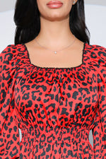 Rochia Nalani din satin rosu cu imprimeu animal print si talie elastica