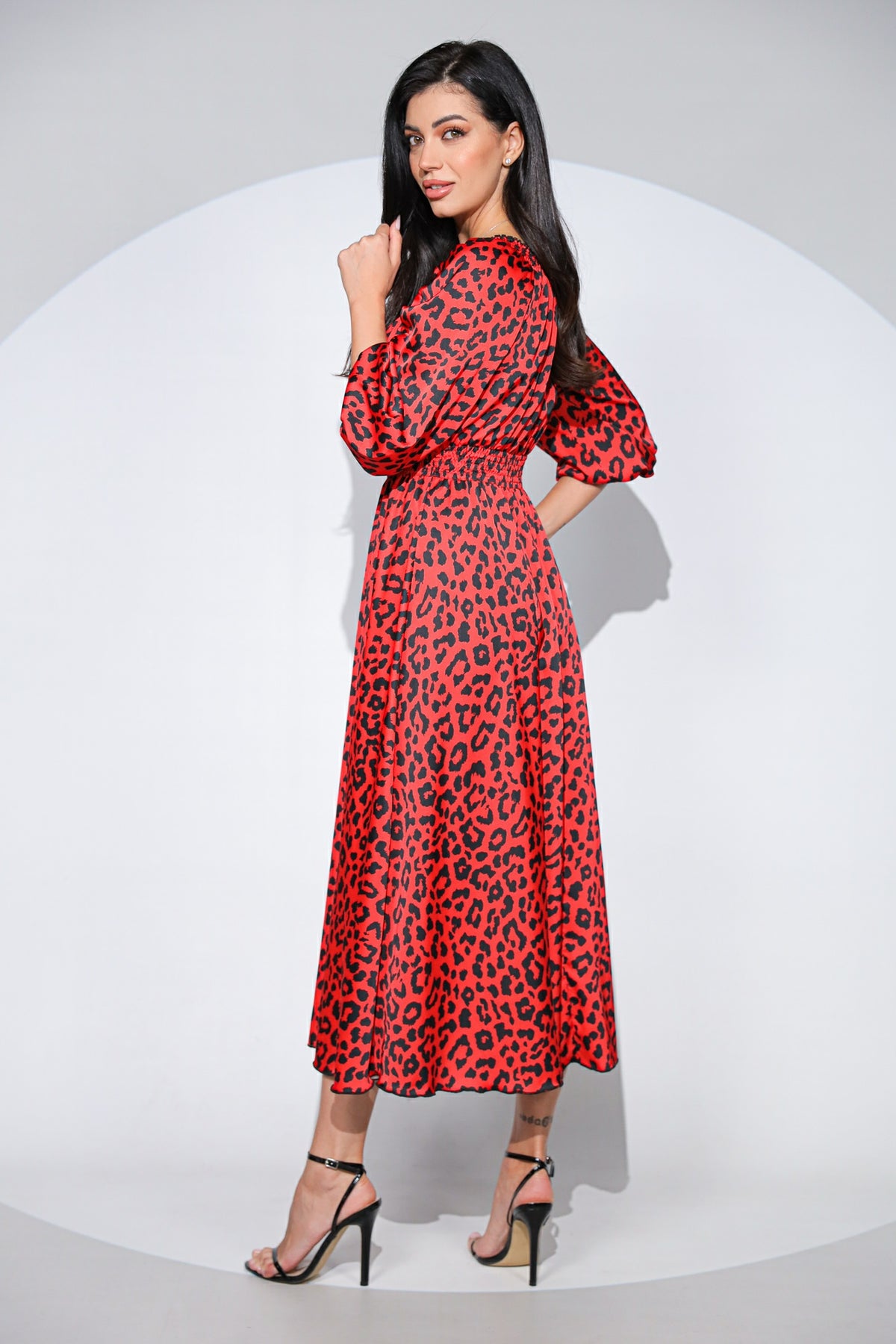 Rochia Nalani din satin rosu cu imprimeu animal print si talie elastica