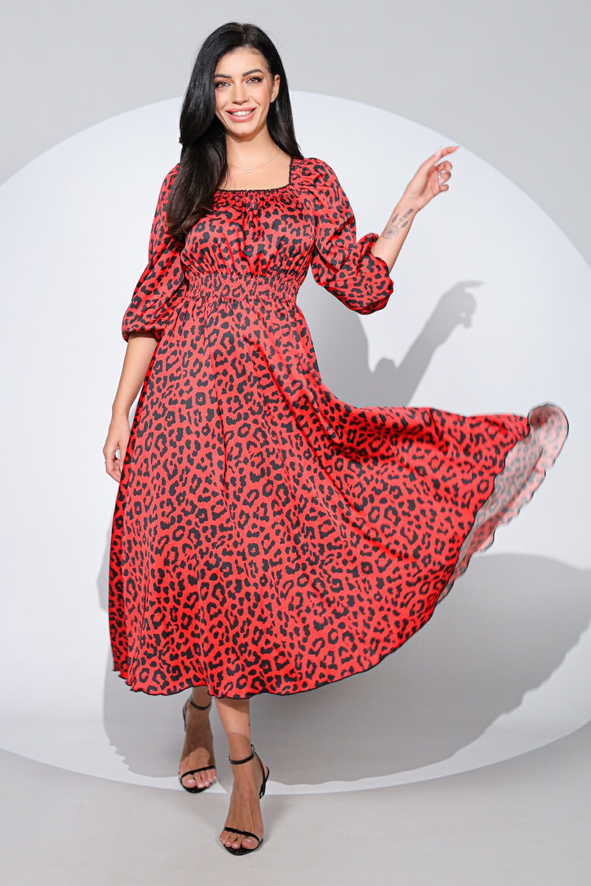 Rochia Nalani din satin rosu cu imprimeu animal print si talie elastica