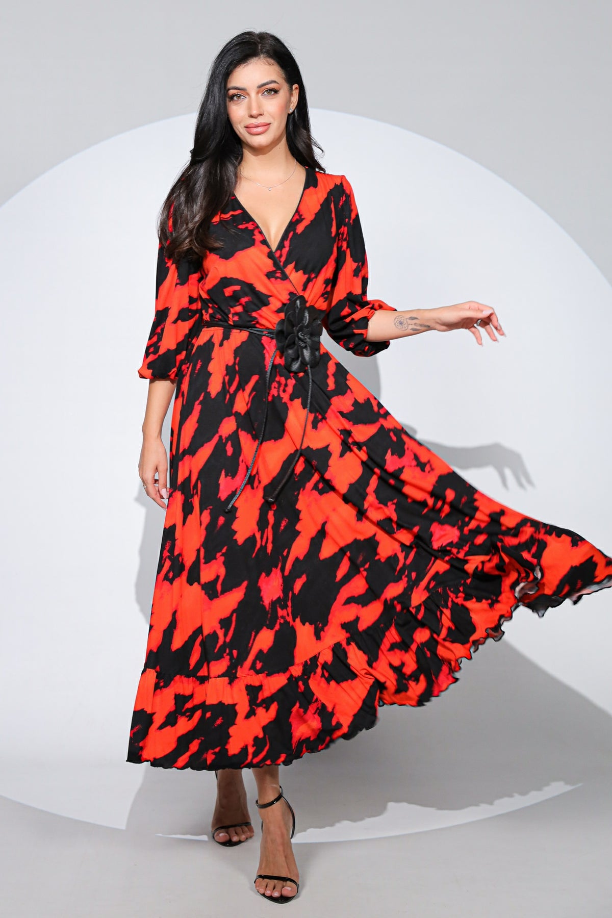 Rochia Leona Red din viscoza imprimata rosu cu negru, cu croi petrecut la piept si volan