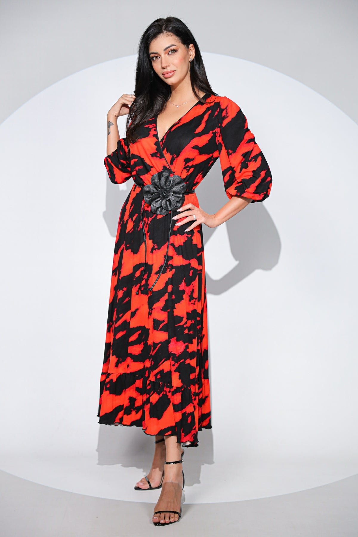 Rochia Leona Red din viscoza imprimata rosu cu negru, cu croi petrecut la piept si volan