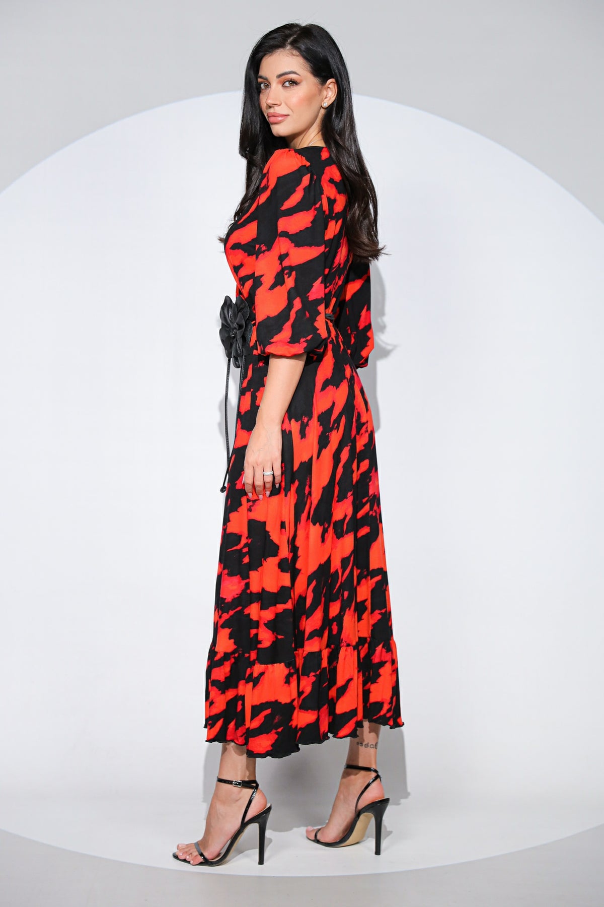 Rochia Leona Red din viscoza imprimata rosu cu negru, cu croi petrecut la piept si volan