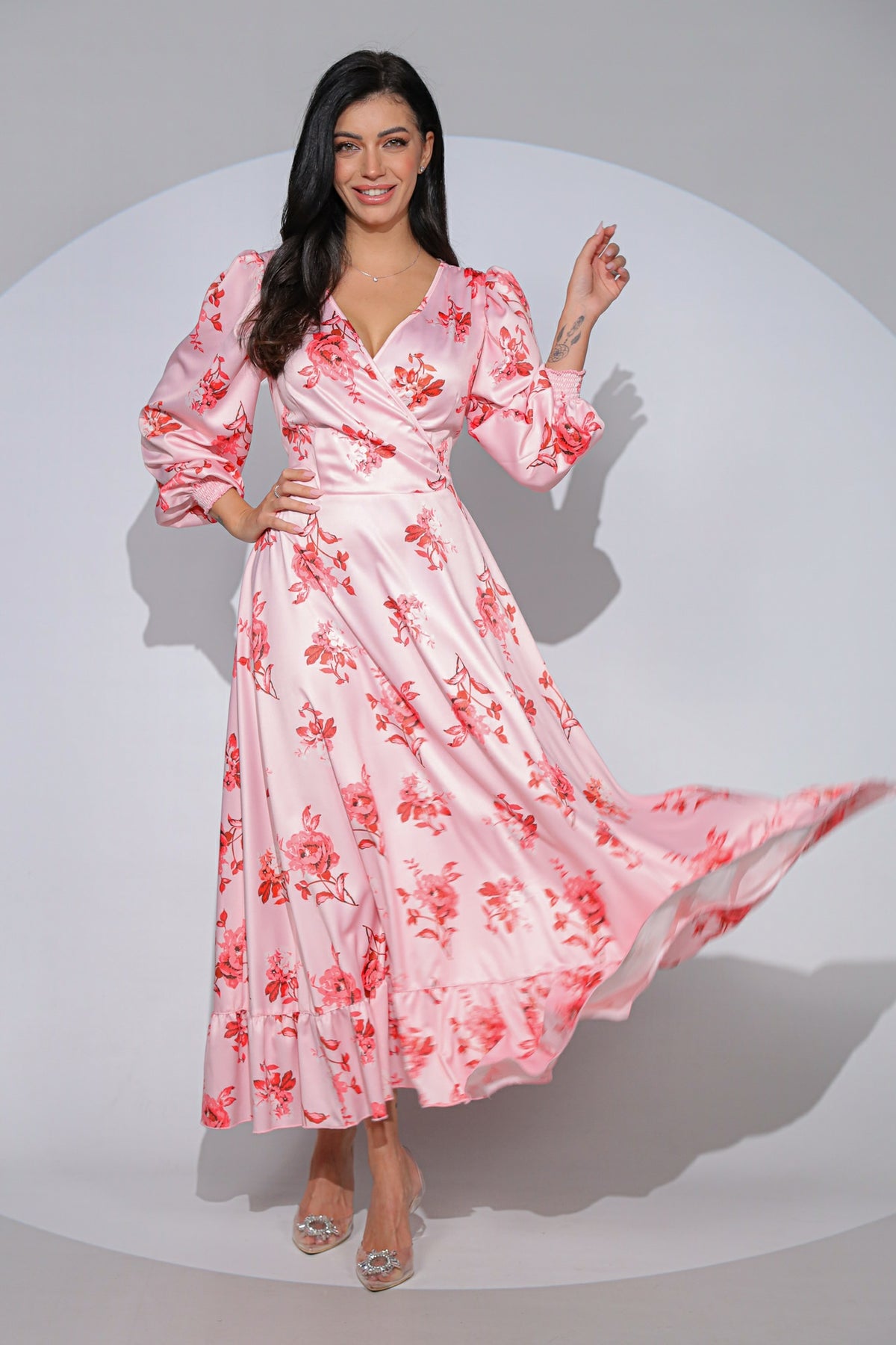 Rochia Valentina din satin cu imprimeu floral, croi petrecut și volan romantic