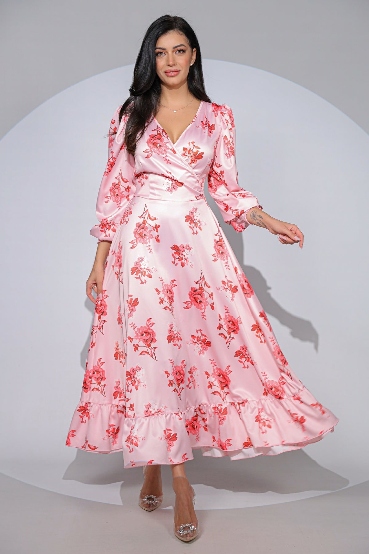 Rochia Valentina din satin cu imprimeu floral, croi petrecut și volan romantic