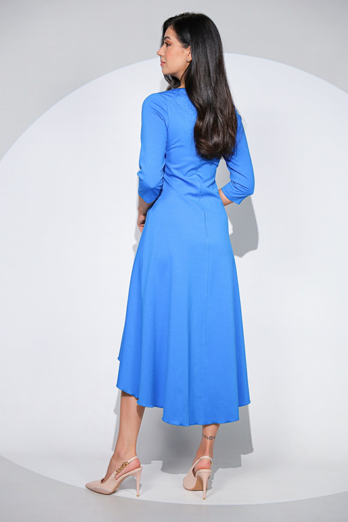 Rochia Celine din jerseu elastic albastru, croi asimetric și detaliu drapat