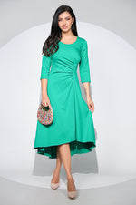 Rochia Celine din jerseu elastic verde, croi asimetric și detaliu drapat