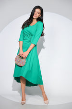 Rochia Celine din jerseu elastic verde, croi asimetric și detaliu drapat