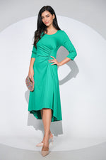 Rochia Celine din jerseu elastic verde, croi asimetric și detaliu drapat