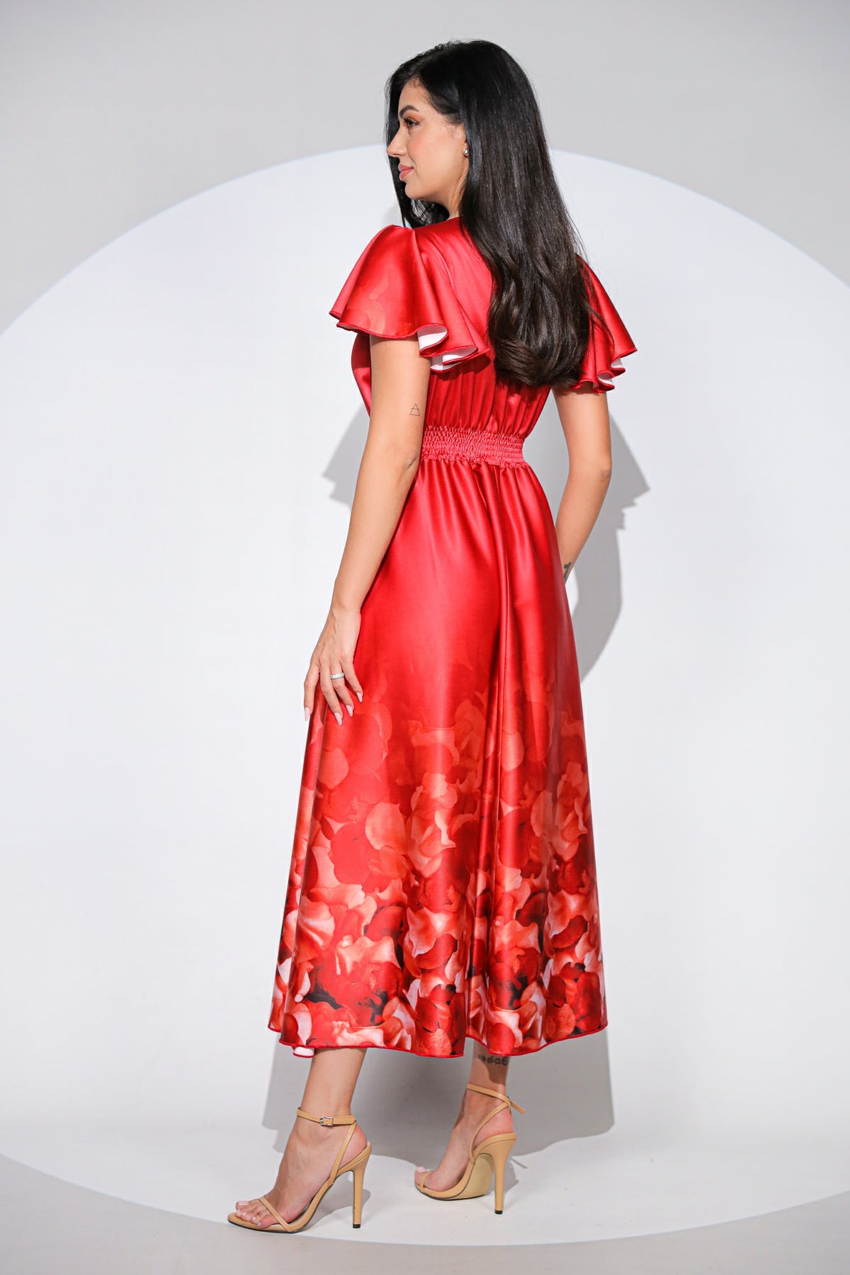 Rochia Scarlet din tafta fină cu reflexe satinate, croi petrecut și imprimeu floral degrade