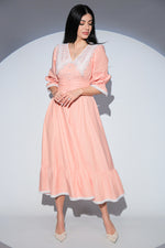 Rochie Viva Romantic Peach din bumbac, cu guler crosetat, talie tip corset, volan si buzunare