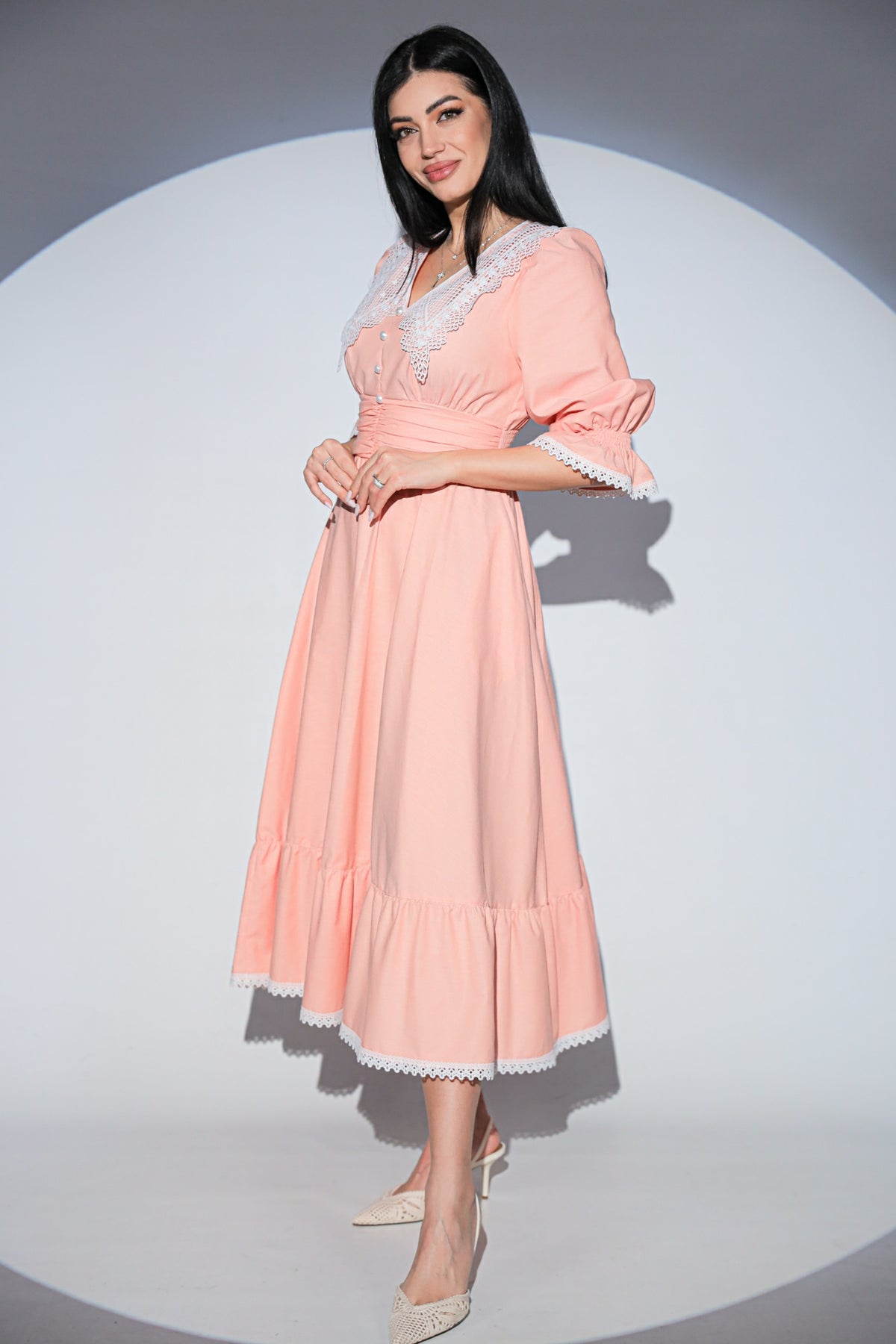 Rochie Viva Romantic Peach din bumbac, cu guler crosetat, talie tip corset, volan si buzunare