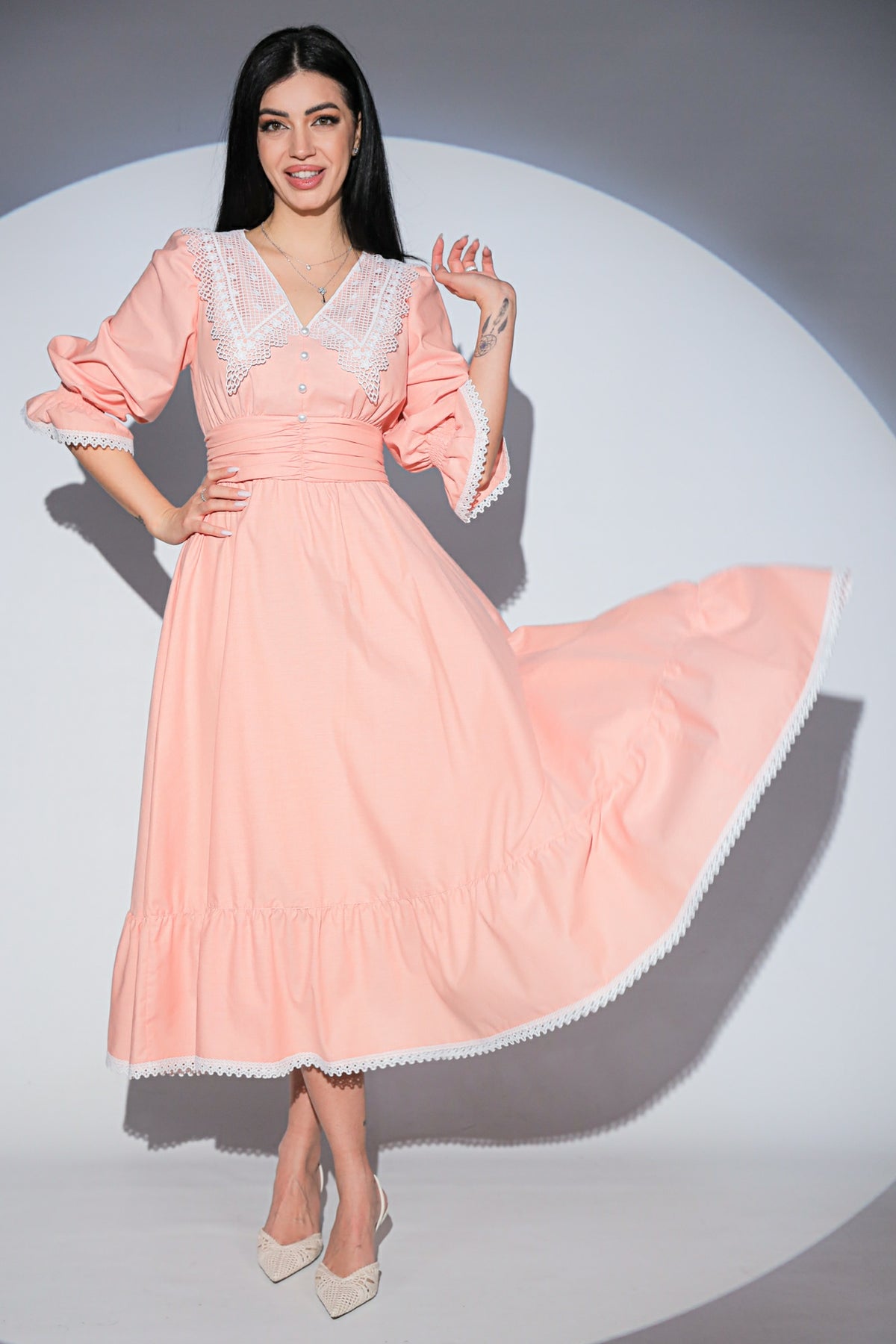 Rochie Viva Romantic Peach din bumbac, cu guler crosetat, talie tip corset, volan si buzunare