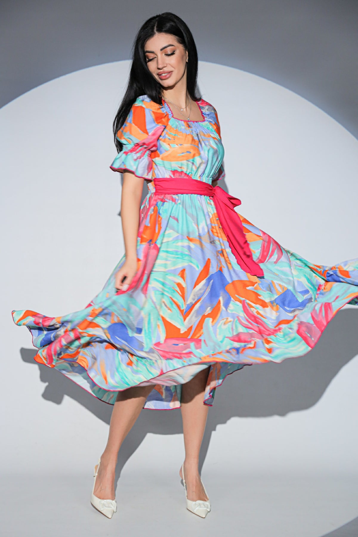 Rochia Lilibelle Fiesta din tesatura fluida, cu imprimeu multicolor, esarfe laterale si croiala midi