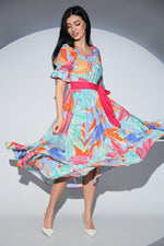 Rochia Lilibelle Fiesta din tesatura fluida, cu imprimeu multicolor, esarfe laterale si croiala midi