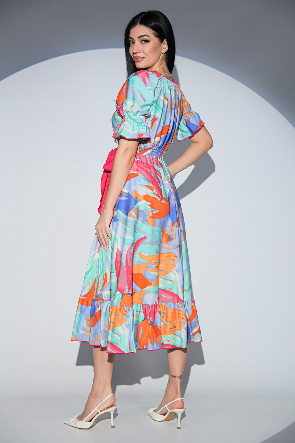 Rochia Lilibelle Fiesta din tesatura fluida, cu imprimeu multicolor, esarfe laterale si croiala midi