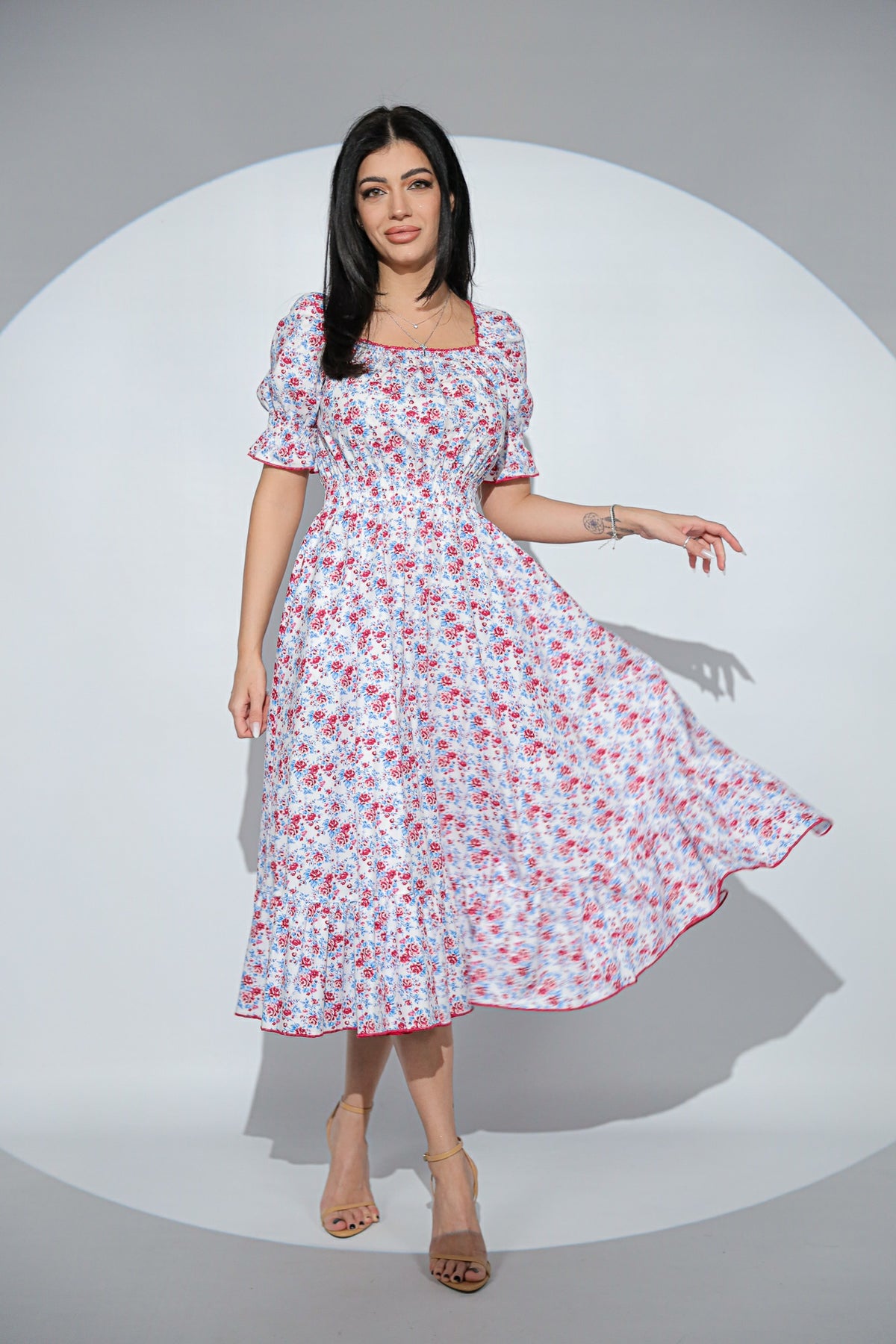 Rochia Lilibelle din bumbac alb cu imprimeu floral, decolteu patrat si volan