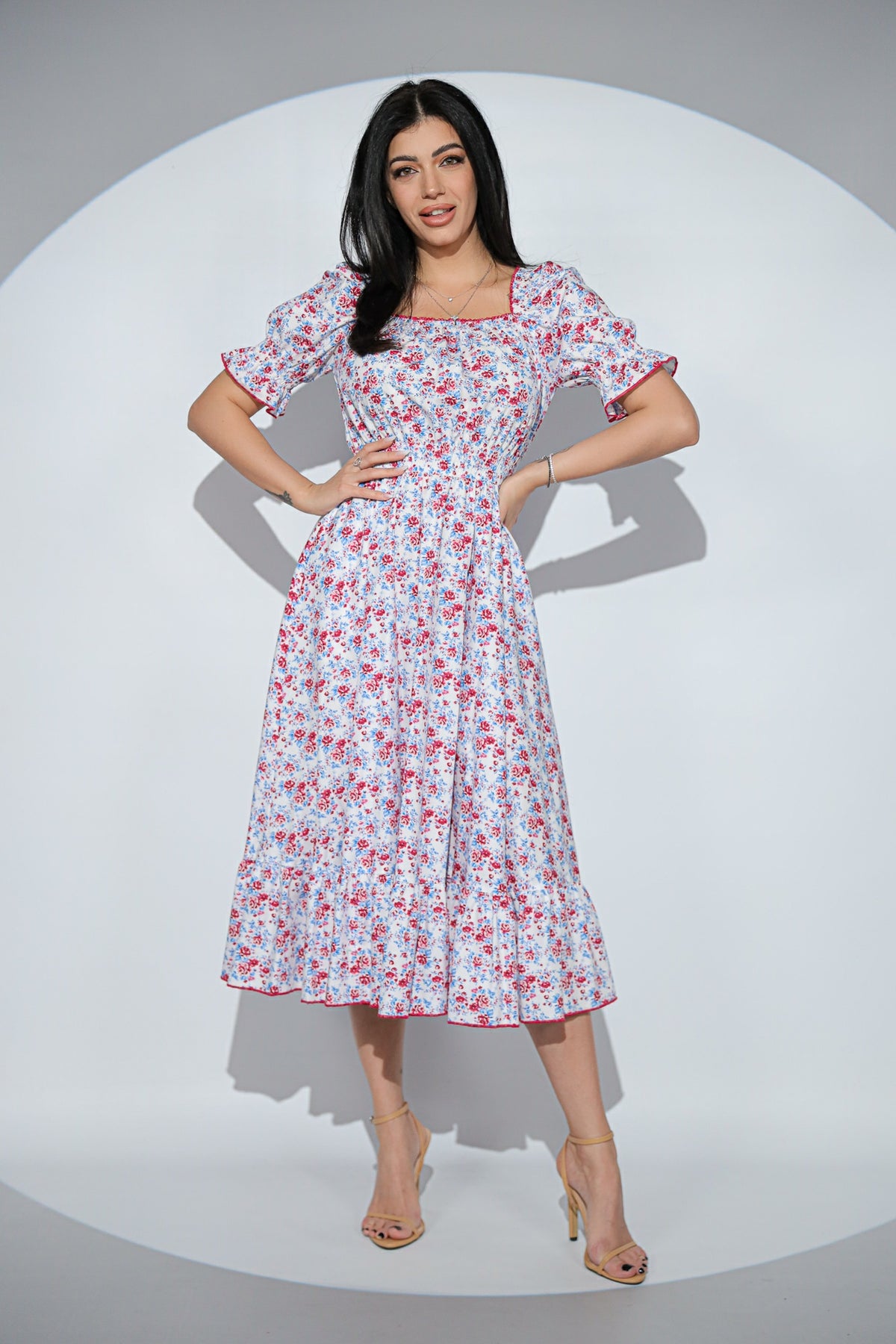 Rochia Lilibelle din bumbac alb cu imprimeu floral, decolteu patrat si volan