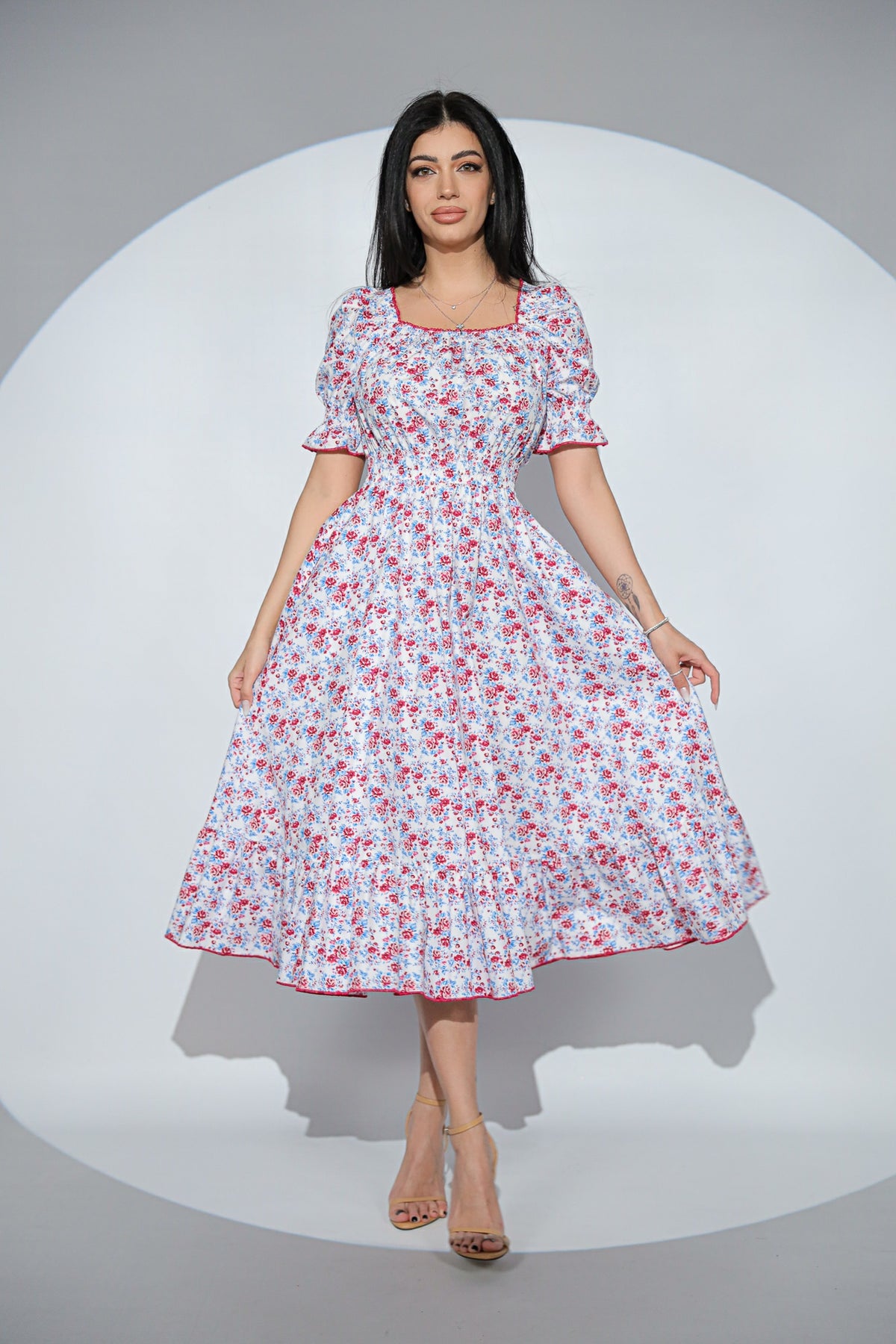 Rochia Lilibelle din bumbac alb cu imprimeu floral, decolteu patrat si volan