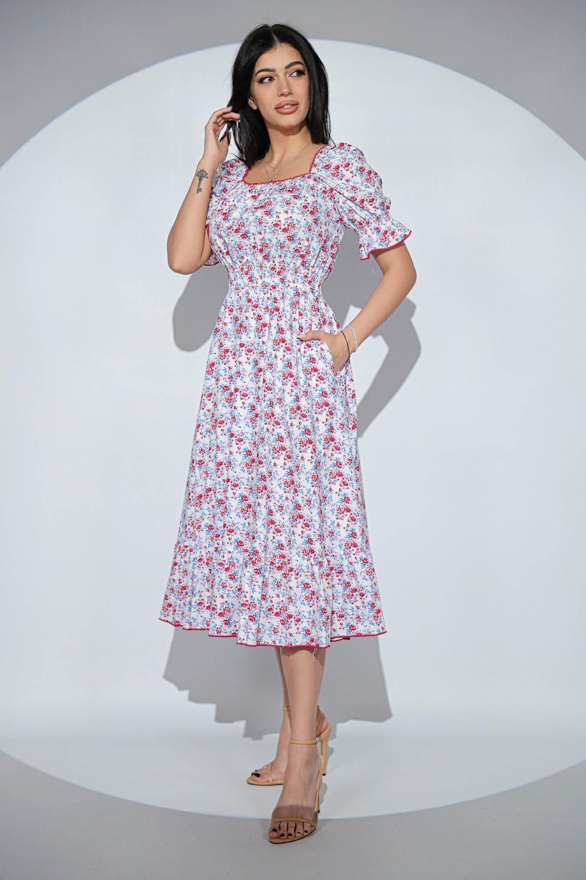 Rochia Lilibelle din bumbac alb cu imprimeu floral, decolteu patrat si volan