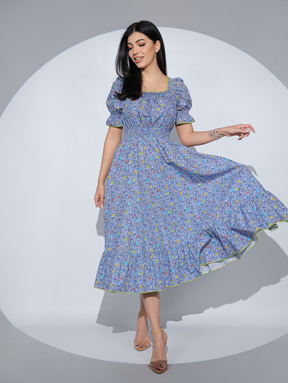 Rochia Lilibelle albastra, din bumbac imprimat cu fluturi, decolteu patrat si volan