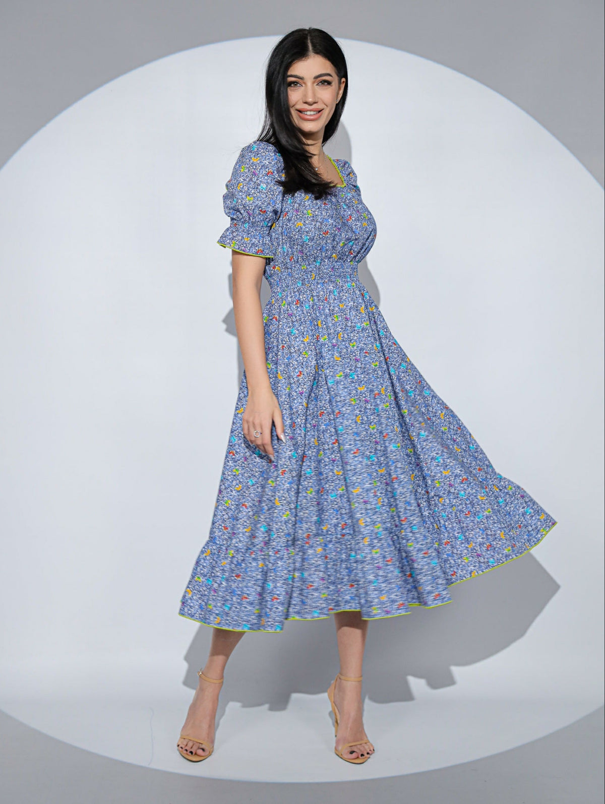 Rochia Lilibelle albastra, din bumbac imprimat cu fluturi, decolteu patrat si volan