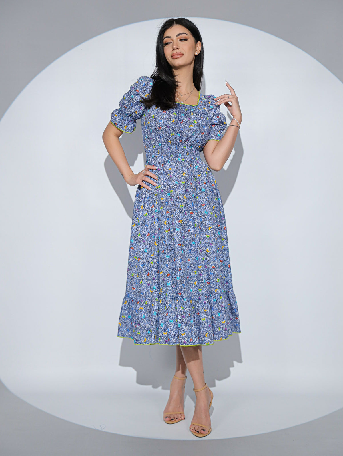 Rochia Lilibelle albastra, din bumbac imprimat cu fluturi, decolteu patrat si volan