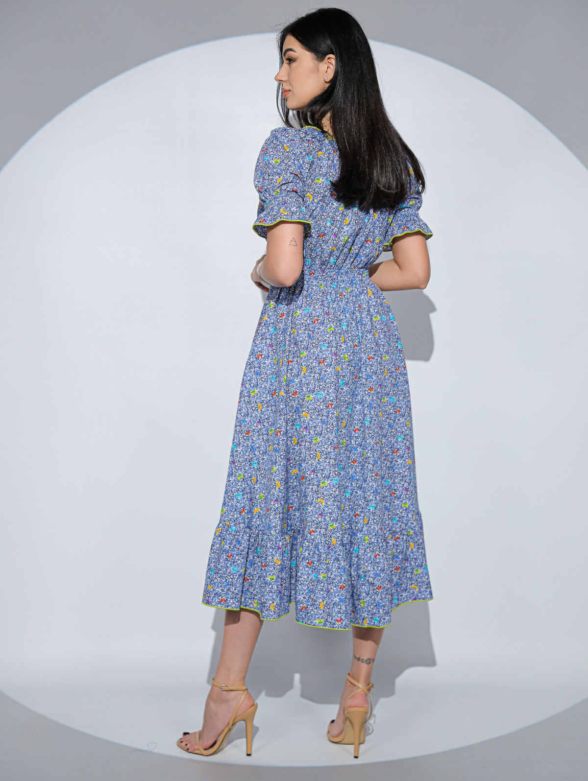 Rochia Lilibelle albastra, din bumbac imprimat cu fluturi, decolteu patrat si volan