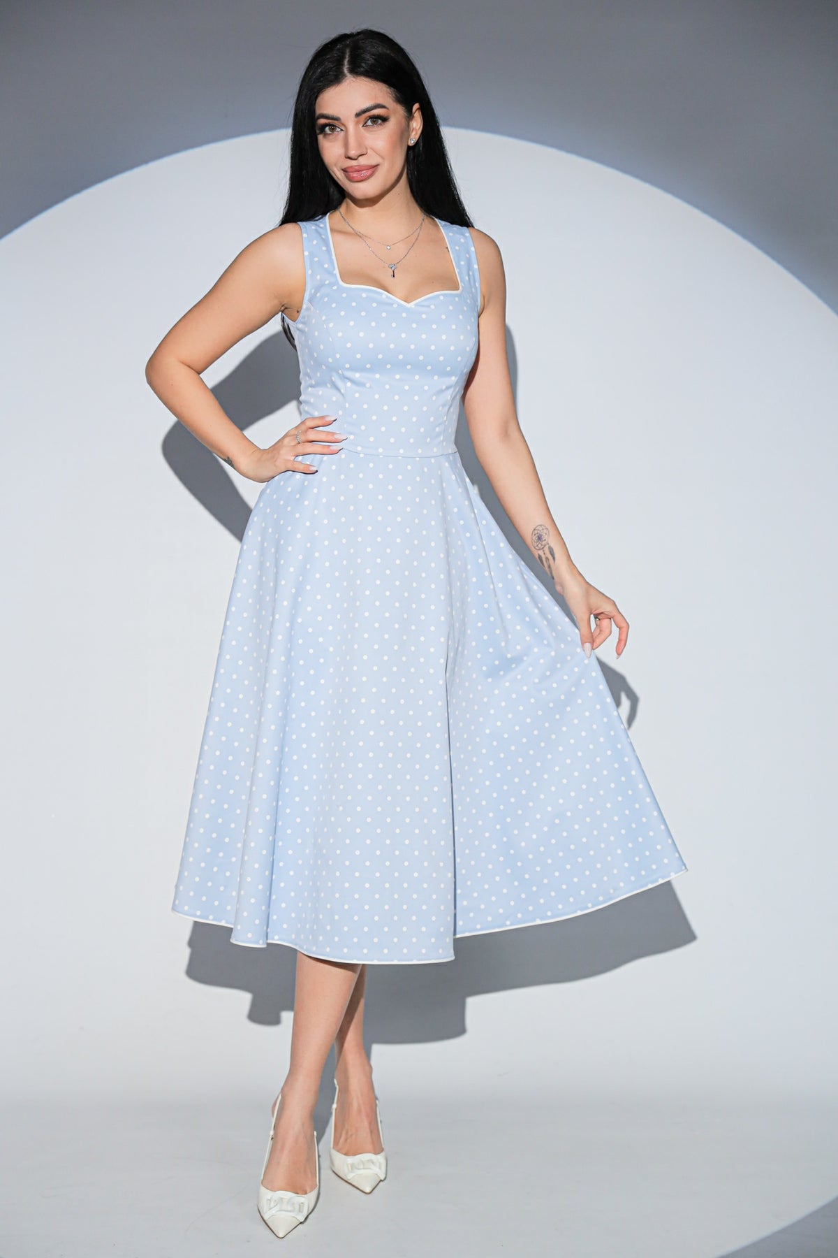 Rochia Dottie Blue din bumbac cu buline, croiala clos, funde detasabile si buzunare