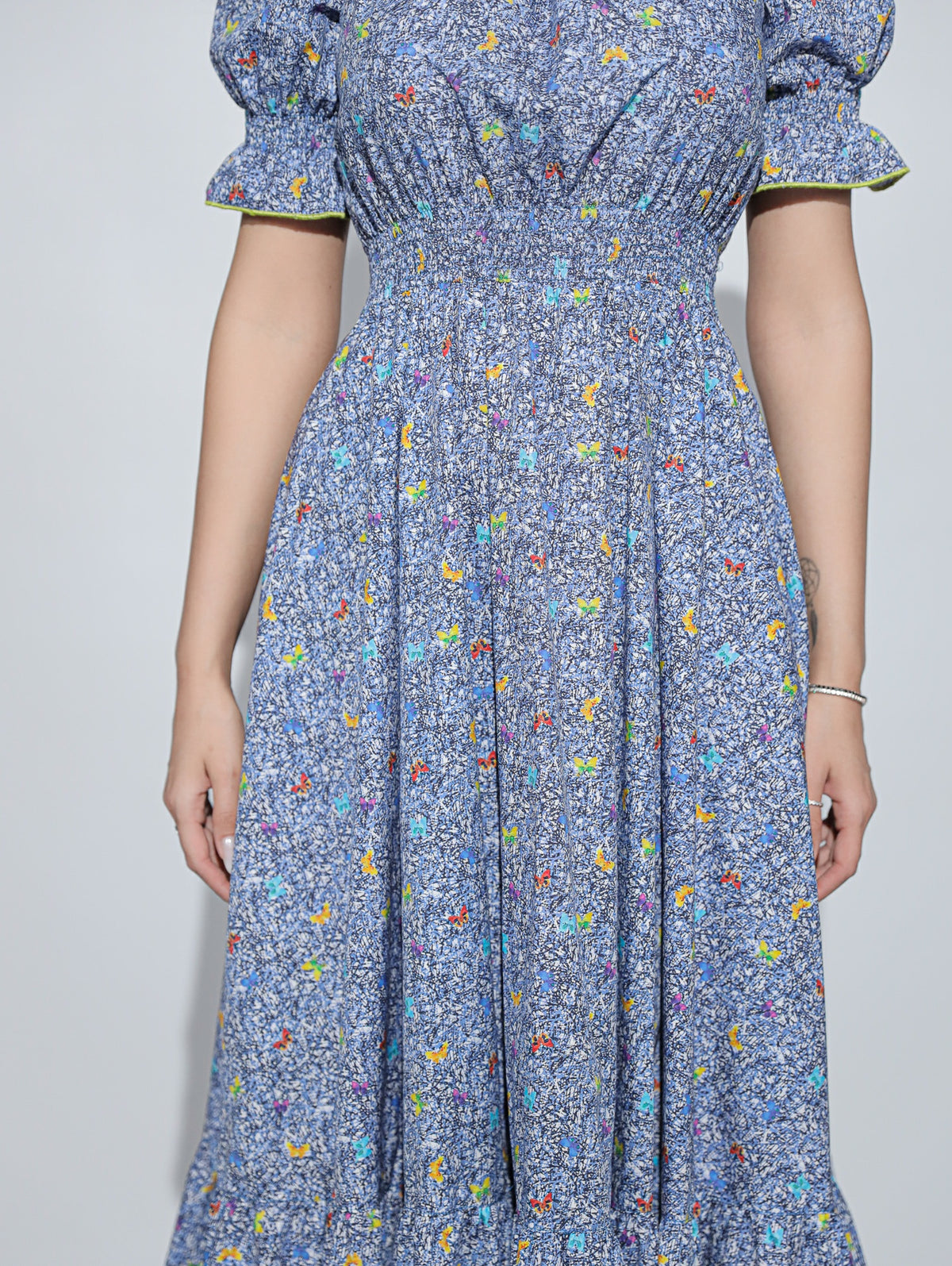 Rochia Lilibelle albastra, din bumbac imprimat cu fluturi, decolteu patrat si volan