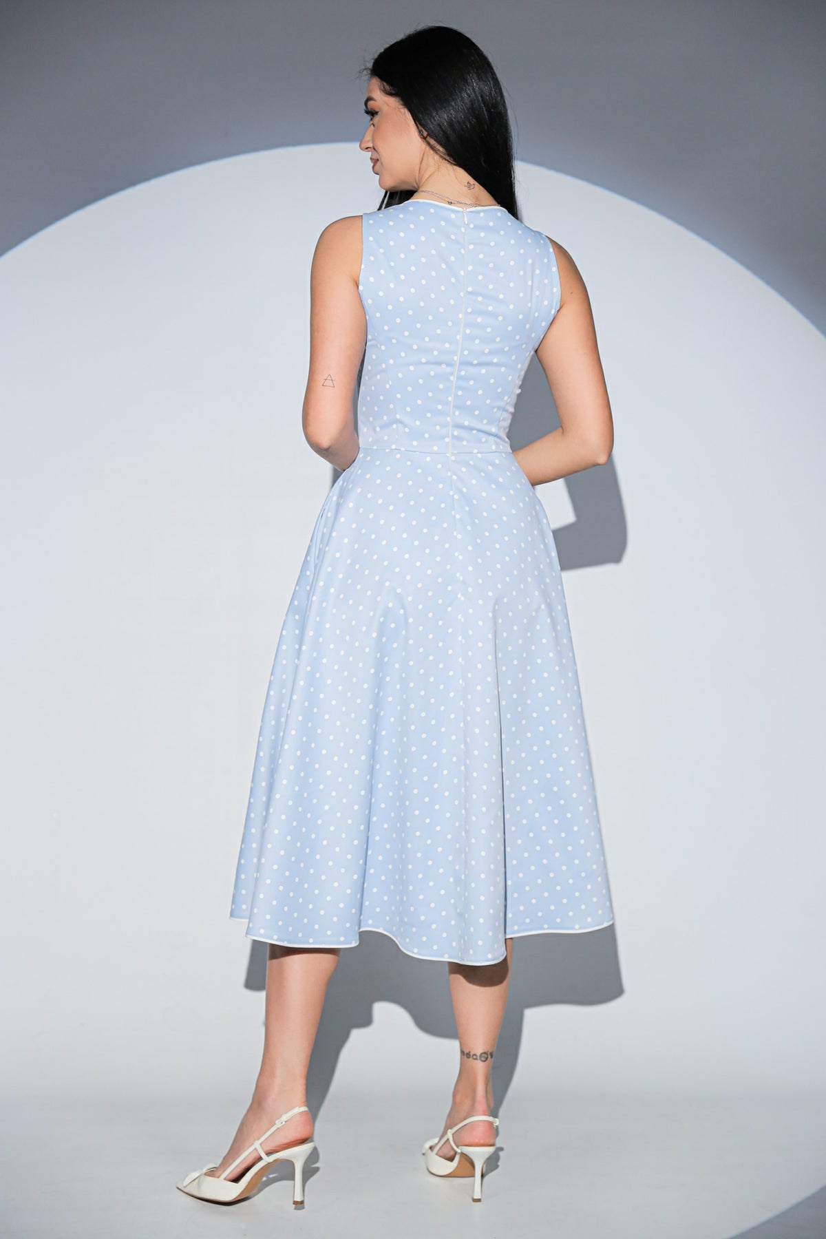 Rochia Dottie Blue din bumbac cu buline, croiala clos, funde detasabile si buzunare