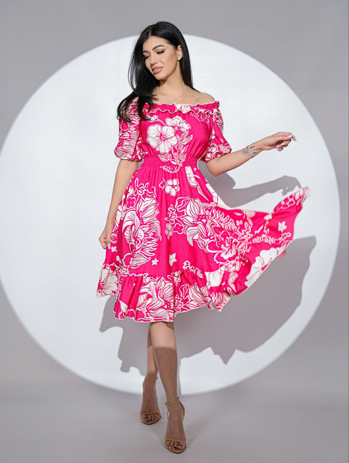 Rochia Joy din viscoza fucsia, cu imprimeu floral si umeri goi