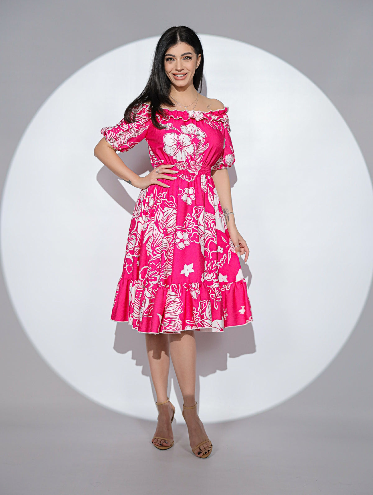 Rochia Joy din viscoza fucsia, cu imprimeu floral si umeri goi